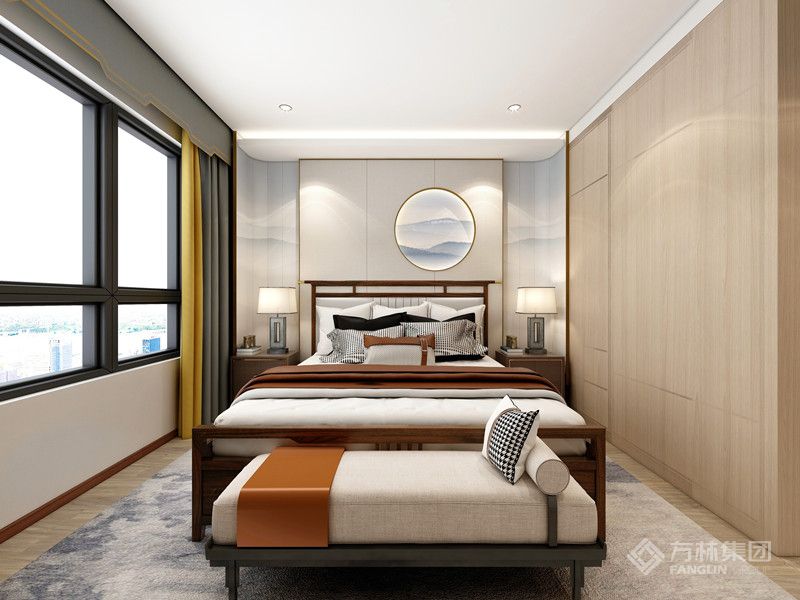 主卧室暖黄壁纸搭配木框制作背景墙，搭配床品中式台灯吊灯，整体风格简单明了大气实用。