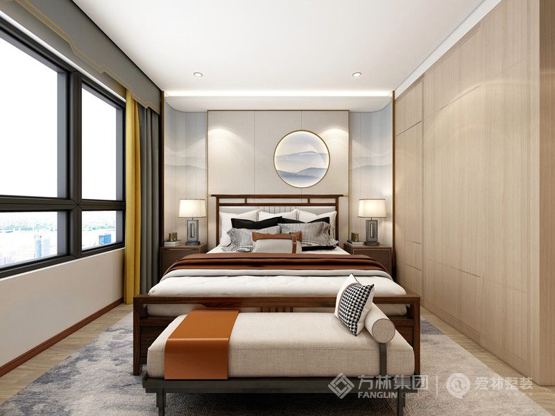 主卧室暖黄壁纸搭配木框制作背景墙，搭配床品中式台灯吊灯，整体风格简单明了大气实用。